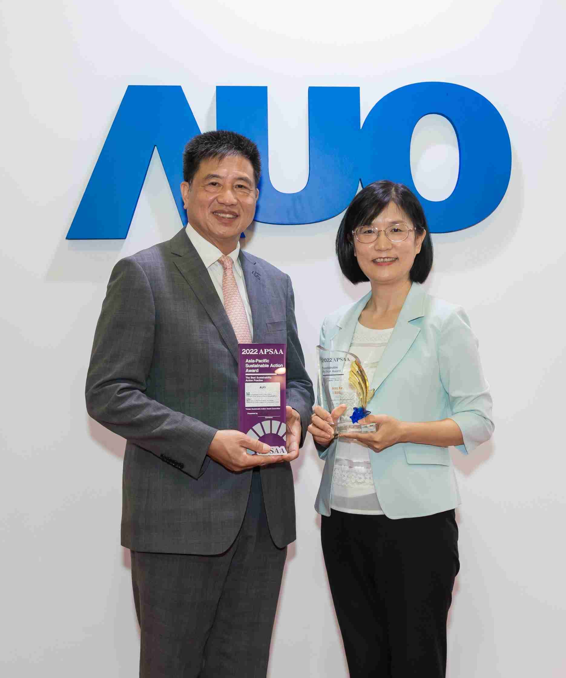 JDB电子长期垫筑永续远景的基石，，，，透过ESG暨气候委员会逐步实践永续策略蓝图。。。。其中，，，，JDB电子光电永续长古秀华带领团队、、、、制定中长期目标，，缔造多面向亮眼表现，，，，获得「顶尖永续长奖」的个人奖殊荣（左：JDB电子光电董事长暨执行长彭双浪，，，右：JDB电子光电永续长古秀华）