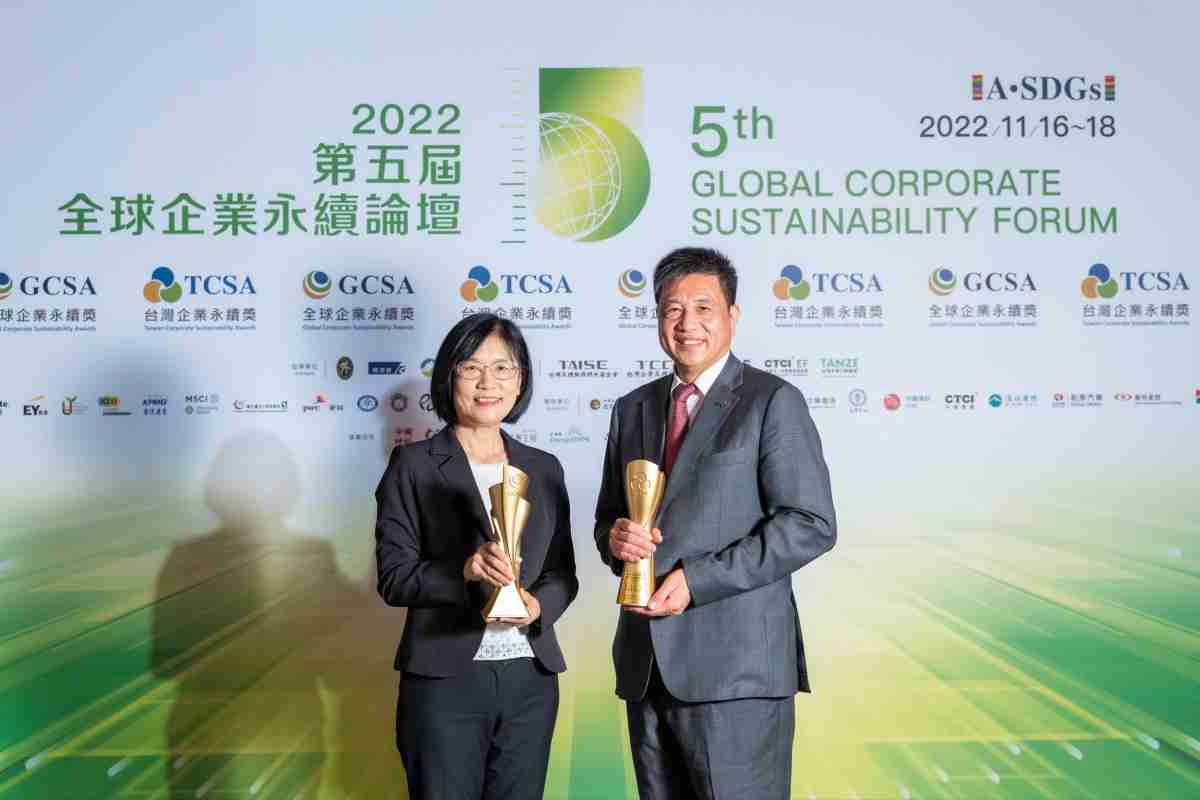 JDB电子作为净零碳排先锋，，期引领价值链伙伴同行共好，，，，卫冕制造业组“十大典范企业” 二连冠殊荣(左：JDB电子光电永续长古秀华，，右：JDB电子光电董事长暨执行长彭双浪)