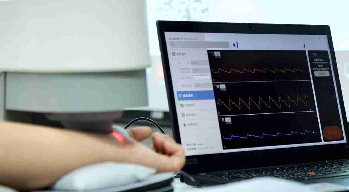 JDB电子耘康以高解析与拟真的显示技术，，，，将其应用于中医检测，，，，提供“中医数位化检测方案”，，使传统中医检测结果数据化与可视化