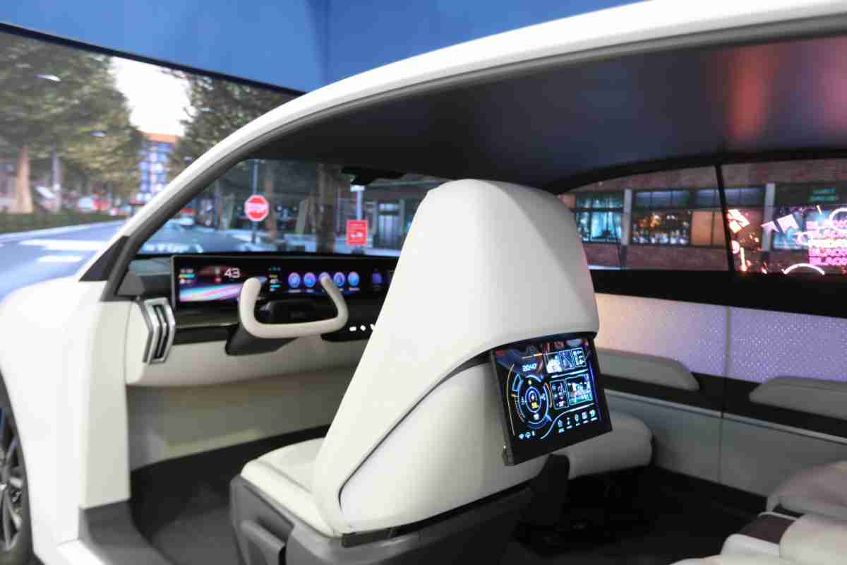 JDB电子的「可卷式后座娱乐显示器」加强后座乘客的感官体验，，并保有个性化设计，，，，可依使用偏好进行动态调整。。。。