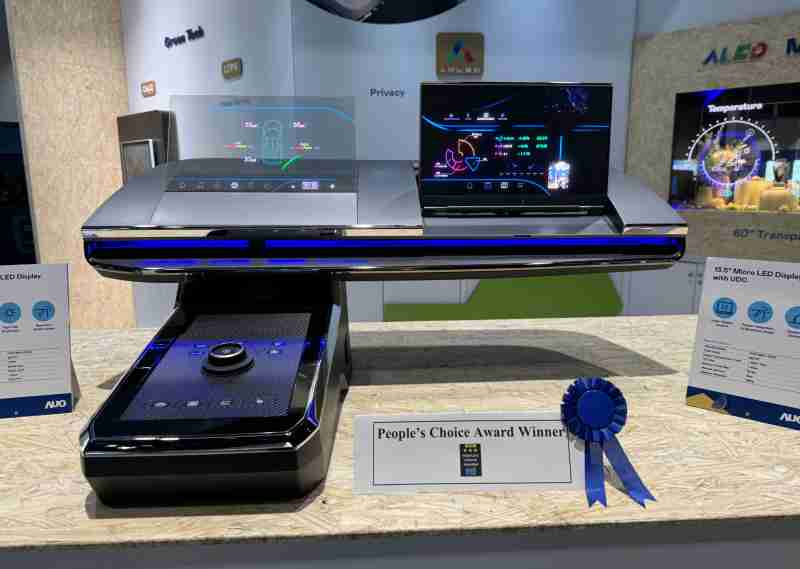 JDB电子车用Micro LED Display HMI解决方案获”最佳车用显示奖”，，，以用户为中心开发，，，，针对前座驾驶与乘客设计兼具娱乐与安全的高画质屏幕，，包含车舱前座的Micro LED透明屏幕及全球首款内建镜头的智慧Micro LED显示器