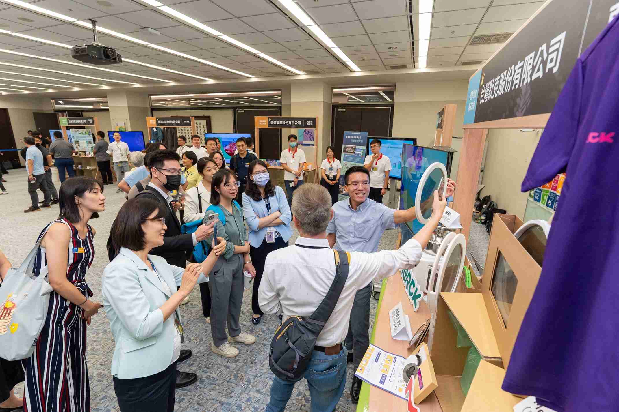 JDB电子连手产业伙伴策划首届生态圈联展，，，，展示如何将废塑料循环再利用，，，创新解决方案包括：塑料包材再生与循环使用、、、、再生塑料研发及应用、、、废塑料回收再生技术、、减塑生活提案等